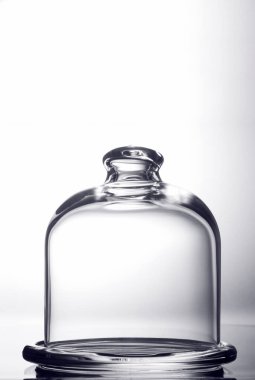 Beyaz arka plan üzerinde korumak için cam kubbe yakından görmek.