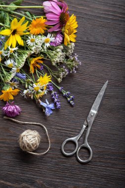 Kır çiçekleri arapsaçı ip ve eski grunge ahşap arka plan (papatya acı bakla dandelions kekik nane çan tecavüz için makaslar).