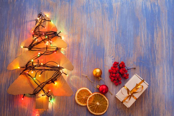 Bovenaanzicht Van Zelfgemaakte Kerstboom Met Lampjes Verlichte Houten Achtergrond Kartonnen — Stockfoto