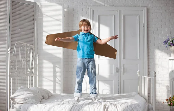 Anak Laki Laki Bahagia Dengan Kotak Kardus Sayap Dalam Mimpi — Stok Foto