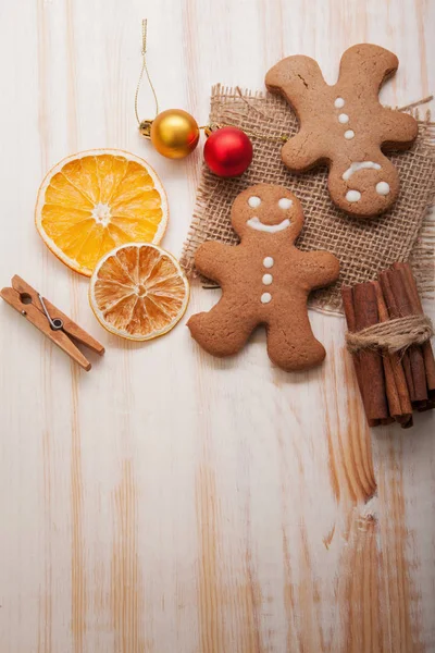 Bovenaanzicht Van Peperkoek Cookies Kerstmis Specerijen Houten Tafel — Stockfoto