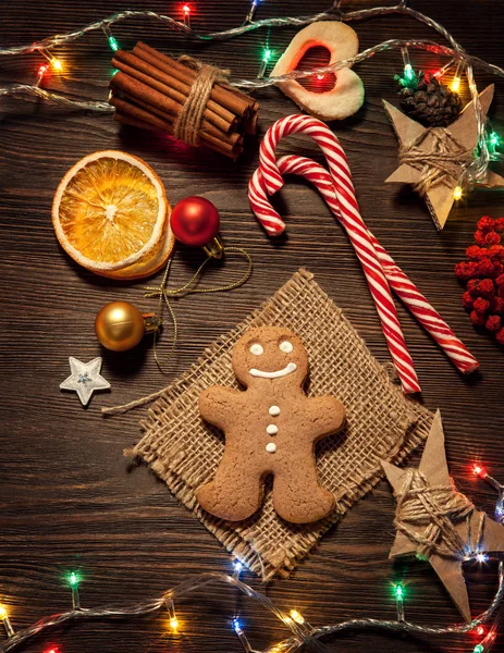 Kerst Peperkoek Snoep Stokken Kaneelstokjes Houten Tafel Met Lichte Garland — Stockfoto
