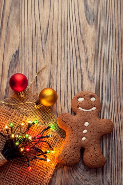 Bovenaanzicht Van Kerst Kerstballen Glanzende Garland Peperkoek Houten Achtergrond — Stockfoto