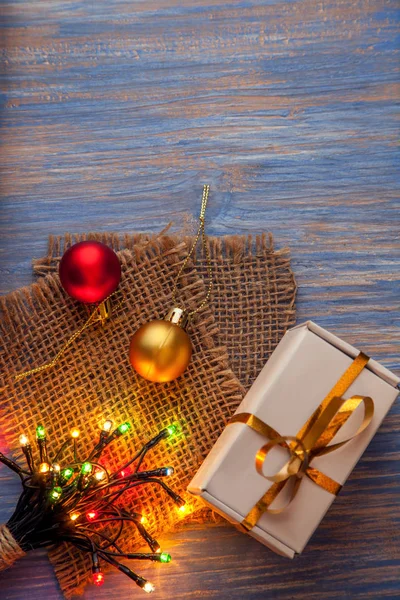Bovenaanzicht Van Kerst Kerstballen Glanzende Garland Huidige Vak Houten Achtergrond — Stockfoto