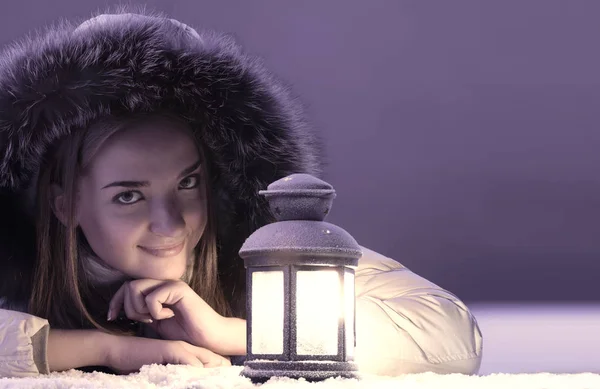 Όμορφη Κοπέλα Φανάρι Στο Χιόνι Του Χειμώνα — Φωτογραφία Αρχείου