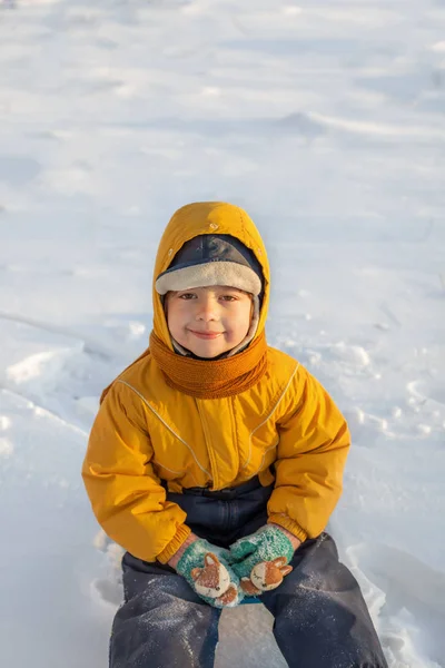 Menino Feliz Neve Jogar Sorrir Dia Ensolarado Livre — Fotografia de Stock