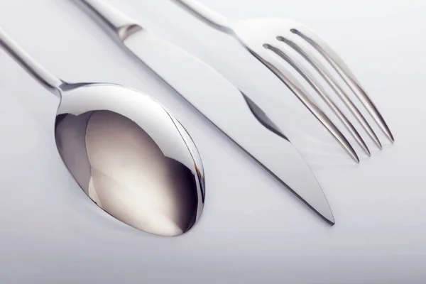 Cuchillo Brillante Tenedor Cuchara Sobre Fondo Blanco — Foto de Stock