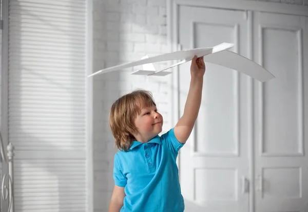 Fröhlicher Junge Spielt Mit Papierflugzeug Der Hand Kind Träumt Von — Stockfoto