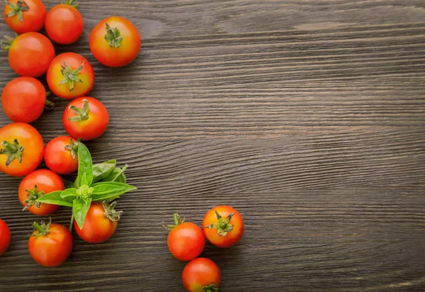 Pomidory Bazylią Stół Drewna — Zdjęcie stockowe
