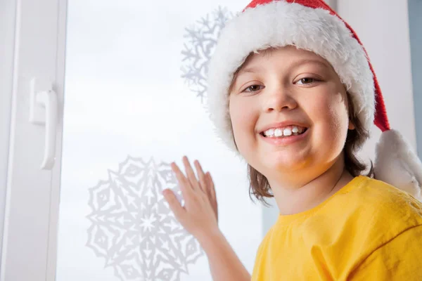 Jongen Steekt Een Sneeuwvlok Buurt Van Winter Venster Het Huis — Stockfoto