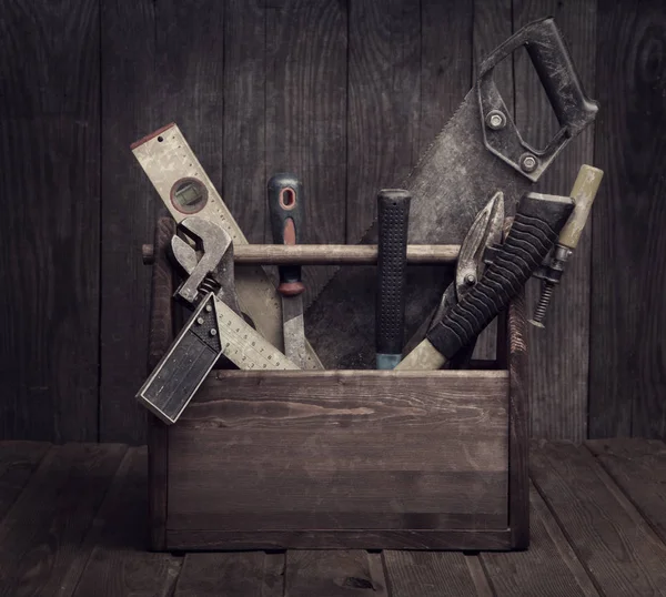 木製の背景のボックスに汚れた古いツール — ストック写真