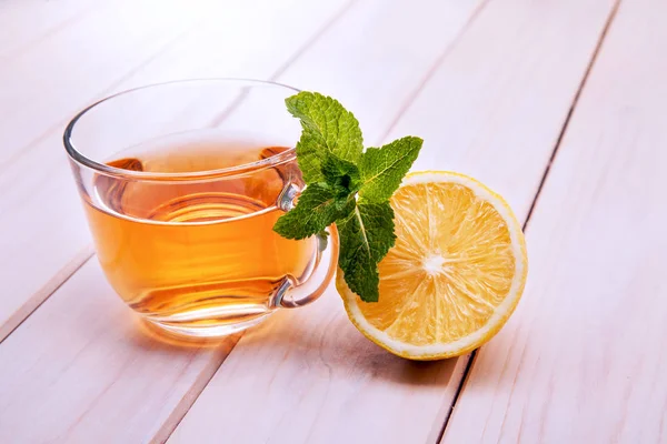 Чашка Чая Мятой Лимоном Деревянном Столе — стоковое фото