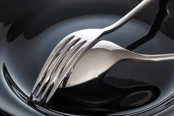 Placa Vacía Con Cuchara Tenedor Sobre Fondo Negro — Foto de Stock