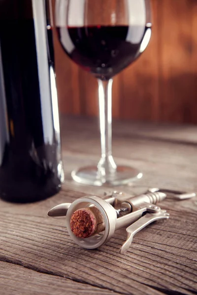 Corkscrew Met Kurk Fles Glas Rode Wijn Oude Houten Tafel — Stockfoto
