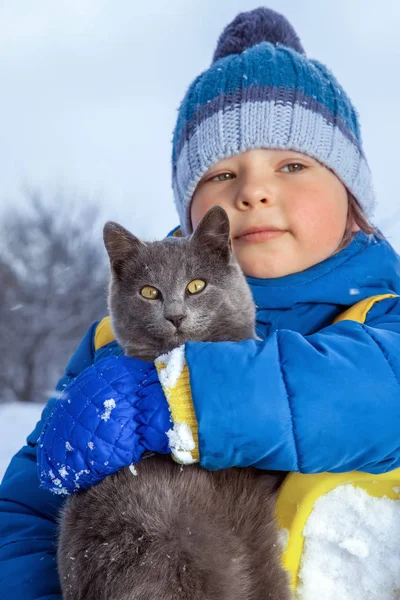 Menino Brinca Com Gato Livre Inverno Foco Gato — Fotografia de Stock