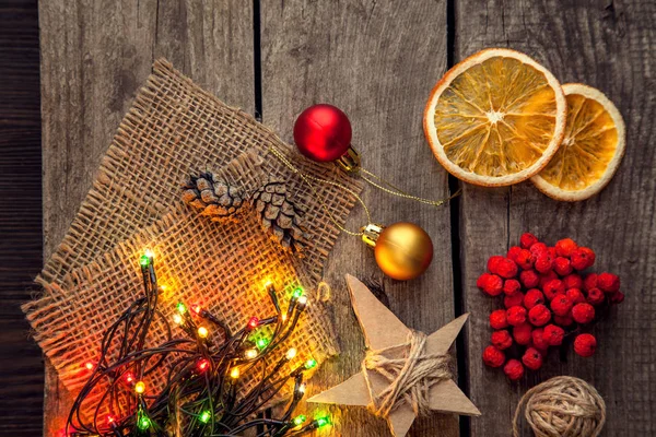 Bovenaanzicht Van Kerstmis Garland Kerstballen Gedroogde Oranje Houten Tafel — Stockfoto