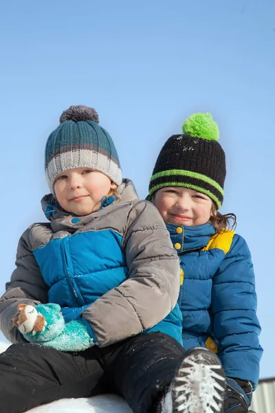 Garçons Heureux Jouant Avec Neige Souriant Sur Journée Ensoleillée Plein — Photo