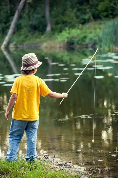 Happy Boy Angeln Fluss快乐的小男孩在河里钓鱼 — 图库照片
