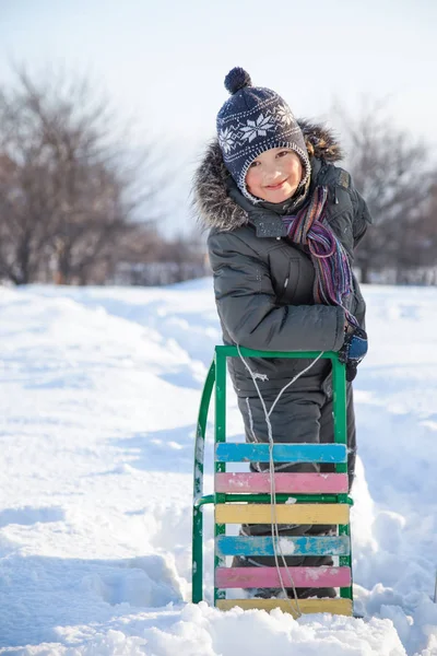 Glücklicher Junge Auf Schlitten Kind Spielt Winterschnee Freien — Stockfoto
