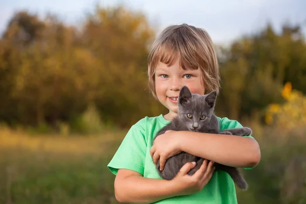 Gelukkig Schattige Jongen Met Een Kitten Buiten — Stockfoto