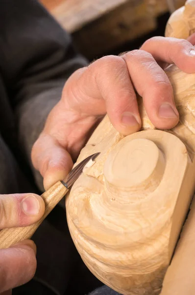 Männerhände Schnitzen Holz Werkstatt — Stockfoto