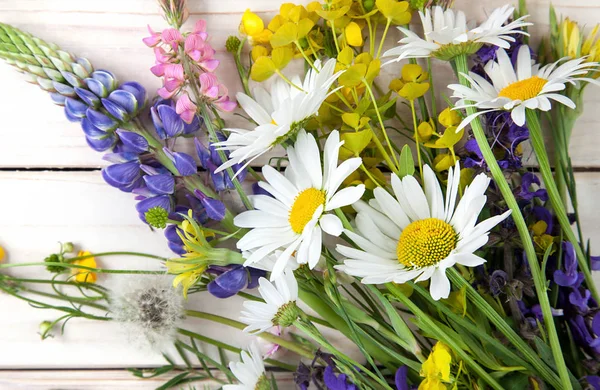 Wilde Blumen Auf Altem Grunge Holzhintergrund Kamillenlupine Löwenzahn Thymian Minzglocken — Stockfoto