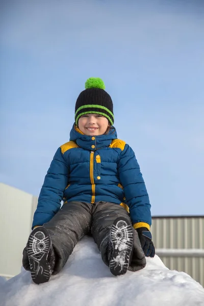 Menino Feliz Neve Jogar Sorrir Dia Ensolarado Livre — Fotografia de Stock