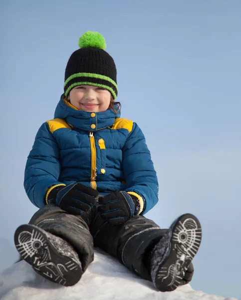 Gelukkig Jongen Sneeuw Spelen Glimlachen Zonnige Dag Buiten — Stockfoto