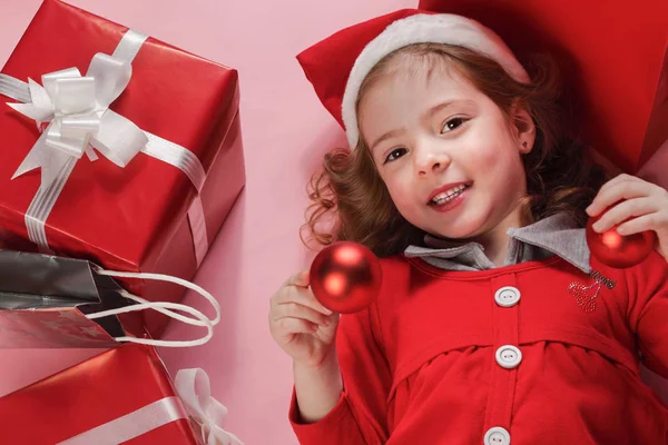 Feliz Niña Rojo Caja Regalo Navidad — Foto de Stock