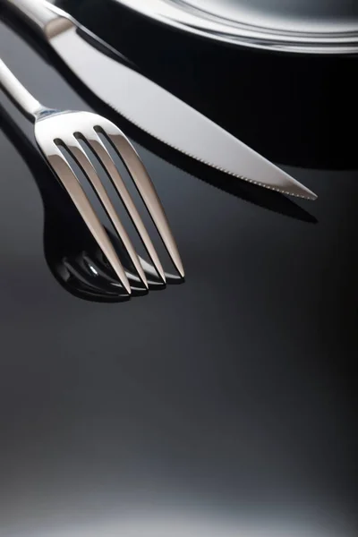 Lesklý Nůž Vidlička Černém Pozadí — Stock fotografie