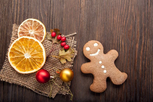 Peperkoek Christmas Speelgoed Gedroogde Stukjes Sinaasappel Houten Achtergrond — Stockfoto