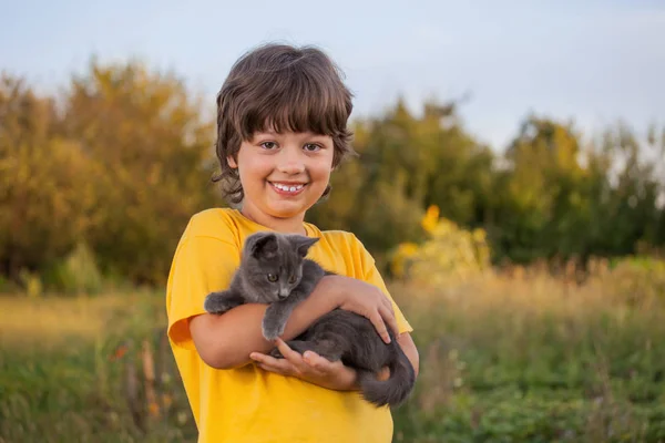 Gelukkig Schattige Jongen Met Een Kitten Buiten — Stockfoto
