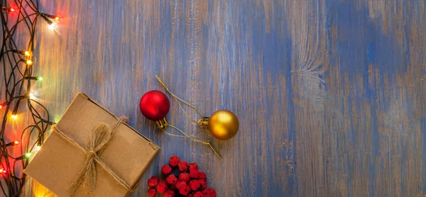 Decoraciones Navideñas Con Regalo Guirnalda Ligera Bolas Navidad Sobre Fondo — Foto de Stock