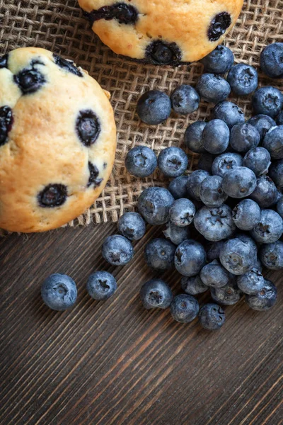 Muffins Mit Blaubeeren Auf Einem Holztisch Süßes Gebäck Auf Dem — Stockfoto