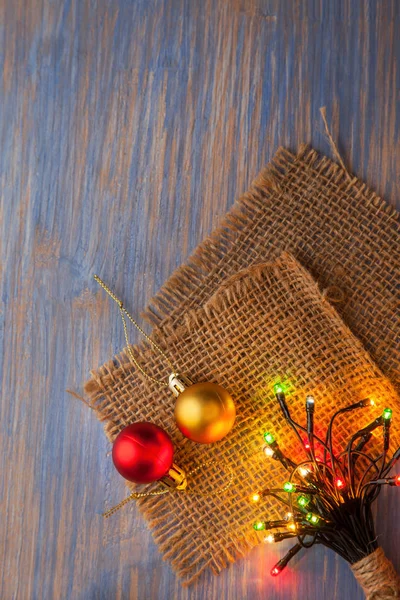 Tradiční Vánoční Ozdoby Lehká Girlanda Dřevěné Pozadí — Stock fotografie