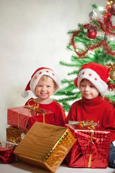 Ragazzo Felice Con Regalo Natale Vicino All Albero Natale — Foto Stock