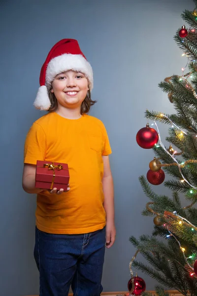 Menino Feliz Santa Chapéu Com Caixa Presente Natal — Fotografia de Stock