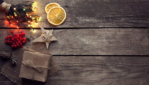 Bovenaanzicht Van Kerstmis Garland Doos Van Gift Gedroogde Oranje Grijs — Stockfoto