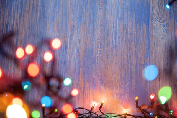 木製の背景のランプと上から見るクリスマス ガーランド — ストック写真
