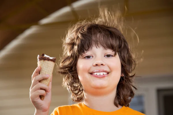 Счастливый Маленький Мальчик Ест Мороженое — стоковое фото