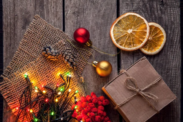 Bovenaanzicht Van Kerstmis Garland Bessen Gedroogde Oranje Houten Tafel — Stockfoto