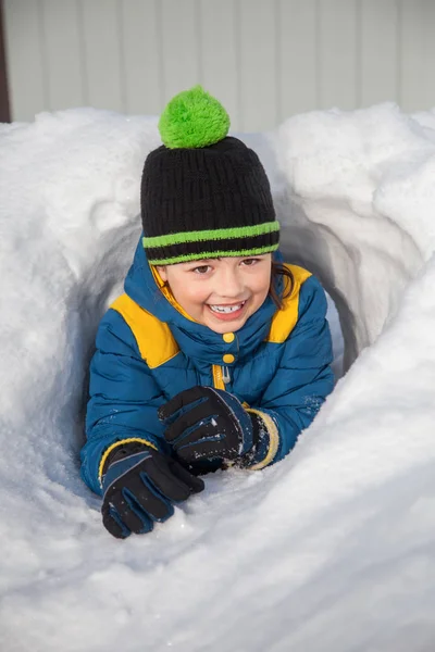 Gelukkig Jongen Sneeuw Spelen Glimlachen Zonnige Dag Buiten — Stockfoto