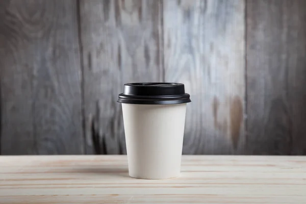 Närbild Hett Svart Kaffe Papper Kopp Träbord — Stockfoto