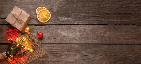Повышенный Вид Рождественскую Гирлянду Подарочную Коробку Сушеный Апельсин Сером Деревянном — стоковое фото