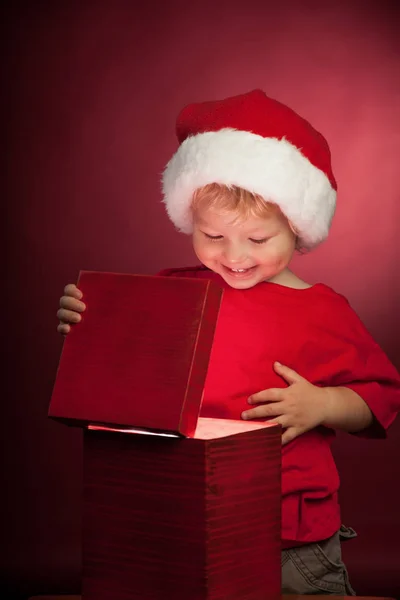 Szczęśliwy Chłopiec Otwierając Pudełko Świąteczne — Zdjęcie stockowe
