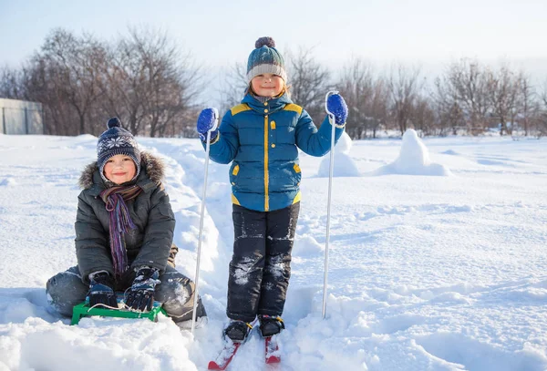 Zwei Glückliche Jungen Auf Schlitten Und Skiern Winter Draußen — Stockfoto