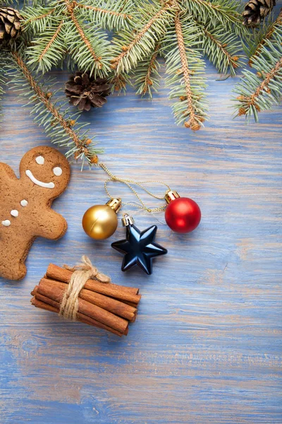 Bovenaanzicht Van Peperkoek Cookie Christmas Speelgoed Kaneelstokjes Houten Tafel Met — Stockfoto