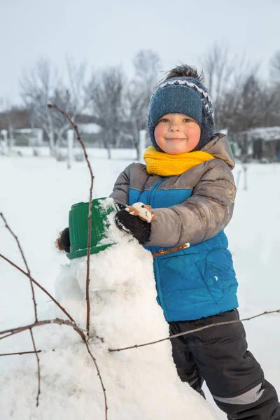 Jongen Met Snow Man Buiten — Stockfoto