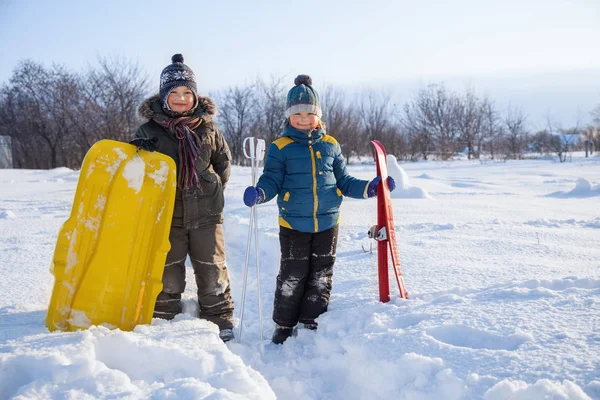 Twee Gelukkige Jongens Slee Ski Winter Buiten — Stockfoto
