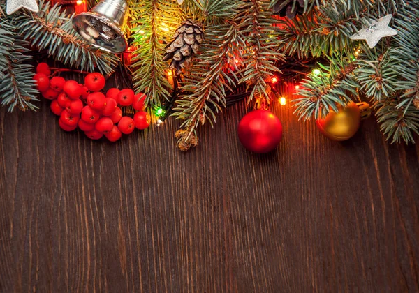 コピー スペースを持つ木製の背景に光のガーランドとモミの木のクリスマスの装飾 — ストック写真